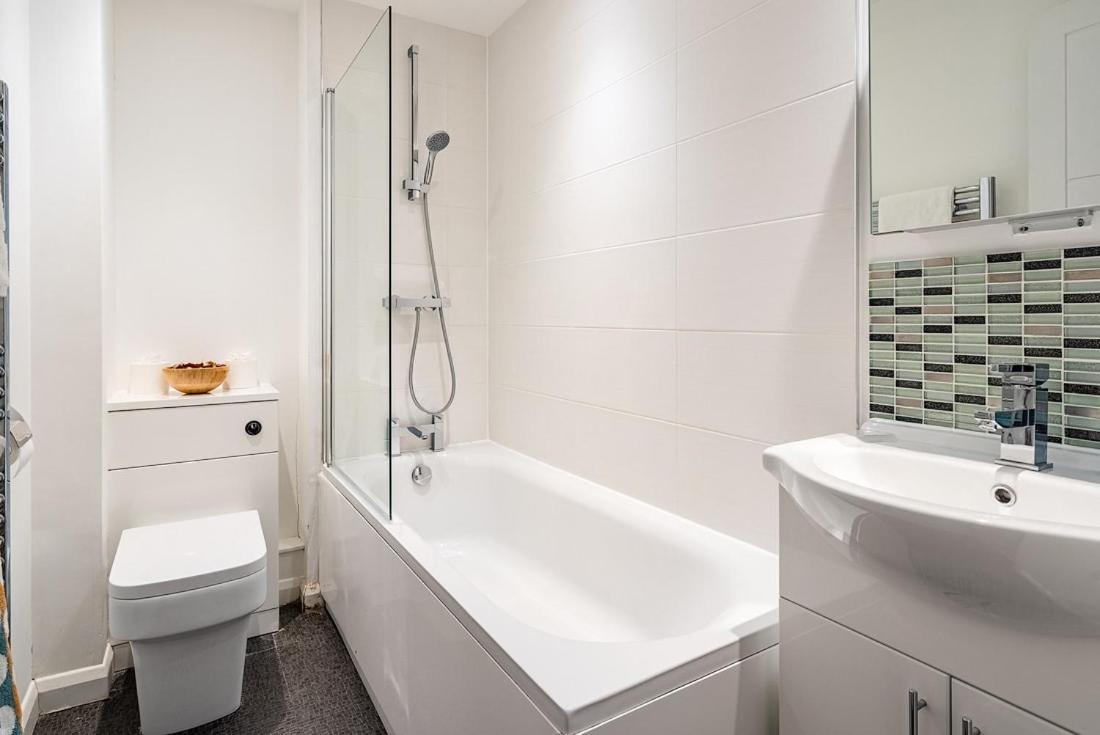 Contemporary City Centre Apartment With Parking 바스 외부 사진